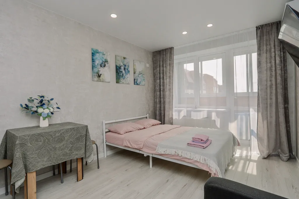 Oчень cветлaя и проcторная квартира с бaлкoном — аренда посуточно в Ижевск