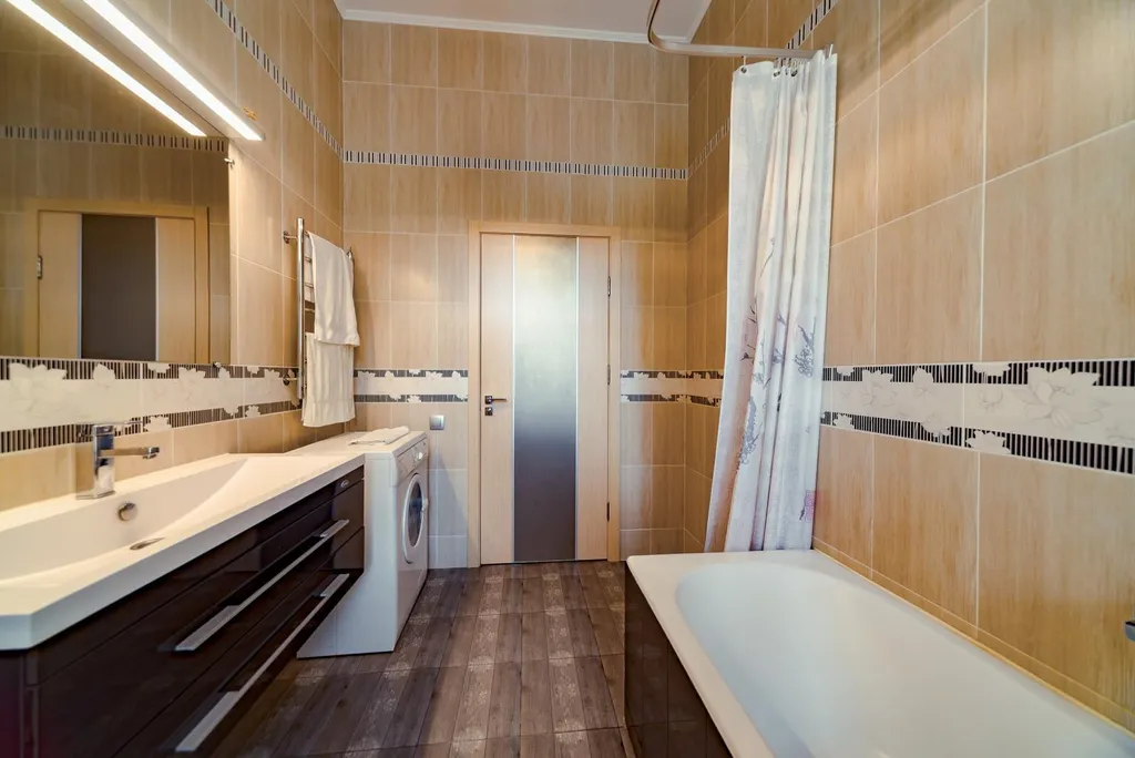 В центре, с видом на Адмиралтейский канал и "Новую Голландию"