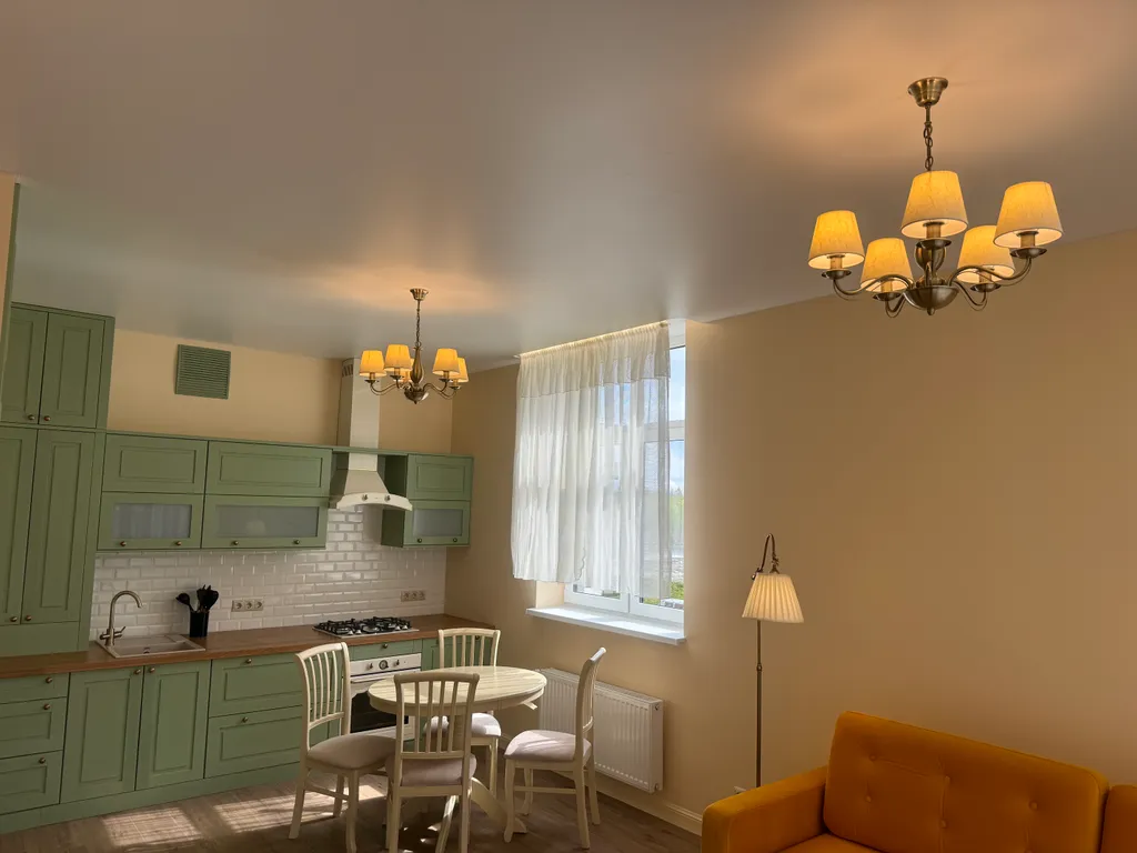 Солнечная квартира с мебелью из натурального дерева, рядом с морем