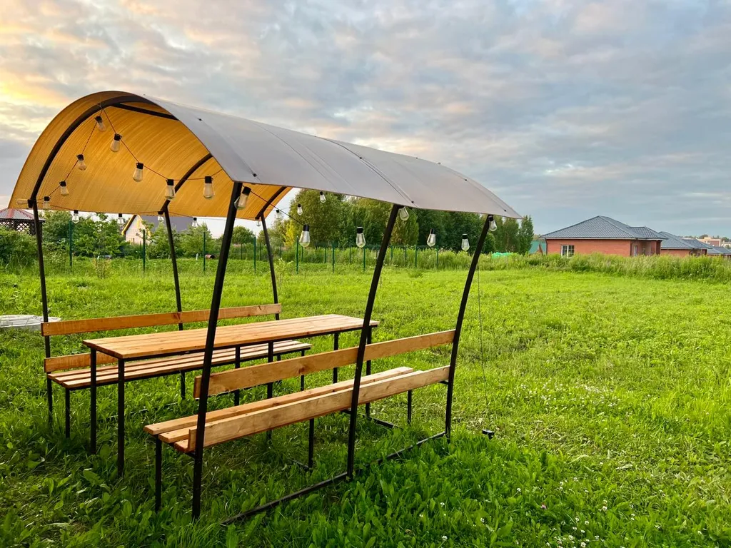 Дом Под Покровом на тихой улице с видом на монастырь