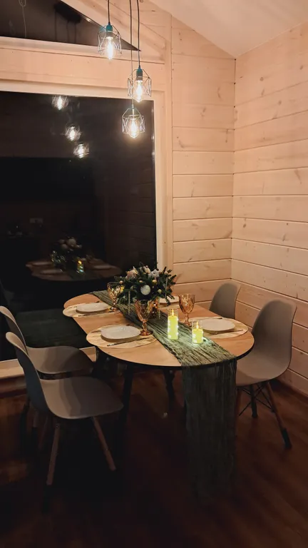 Уютный дом в еловом лесу