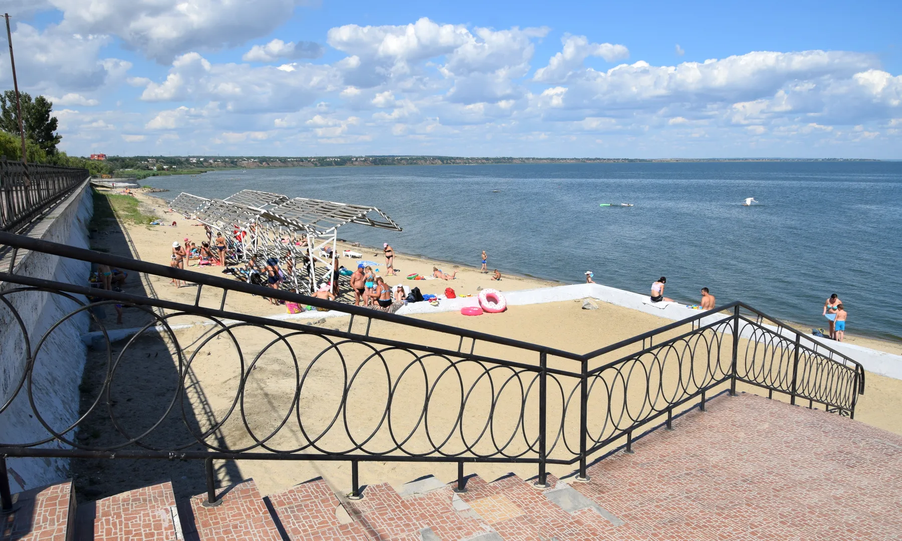 Пляж на Чеховской набережной в пешей доступности.
