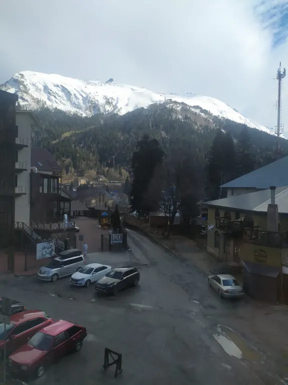 Панорамный вид из окон на горы и ущелья