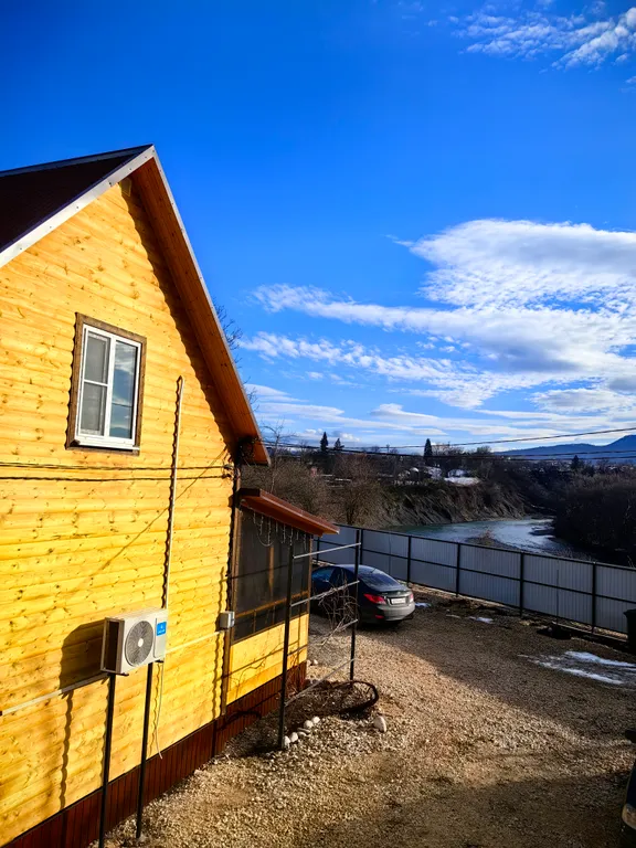 Уютный деревянный домик с видом на реку