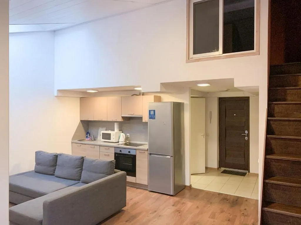 Двухуровневые апартаменты с круглым окном