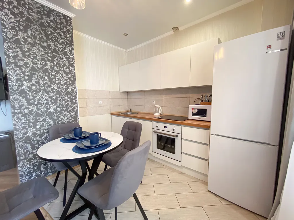 Двушка с камином и видом на реку у ТЦ Аквамолл