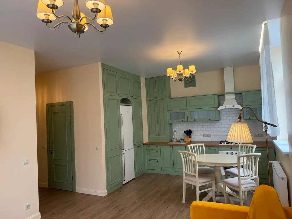 Солнечная квартира с мебелью из натурального дерева, рядом с морем — аренда посуточно в Светлогорск