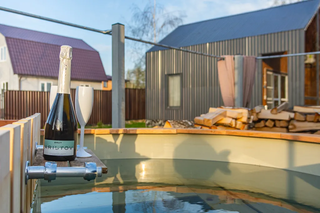 Дом с купелью и сауной, костровой зоной, мангалом и качелями