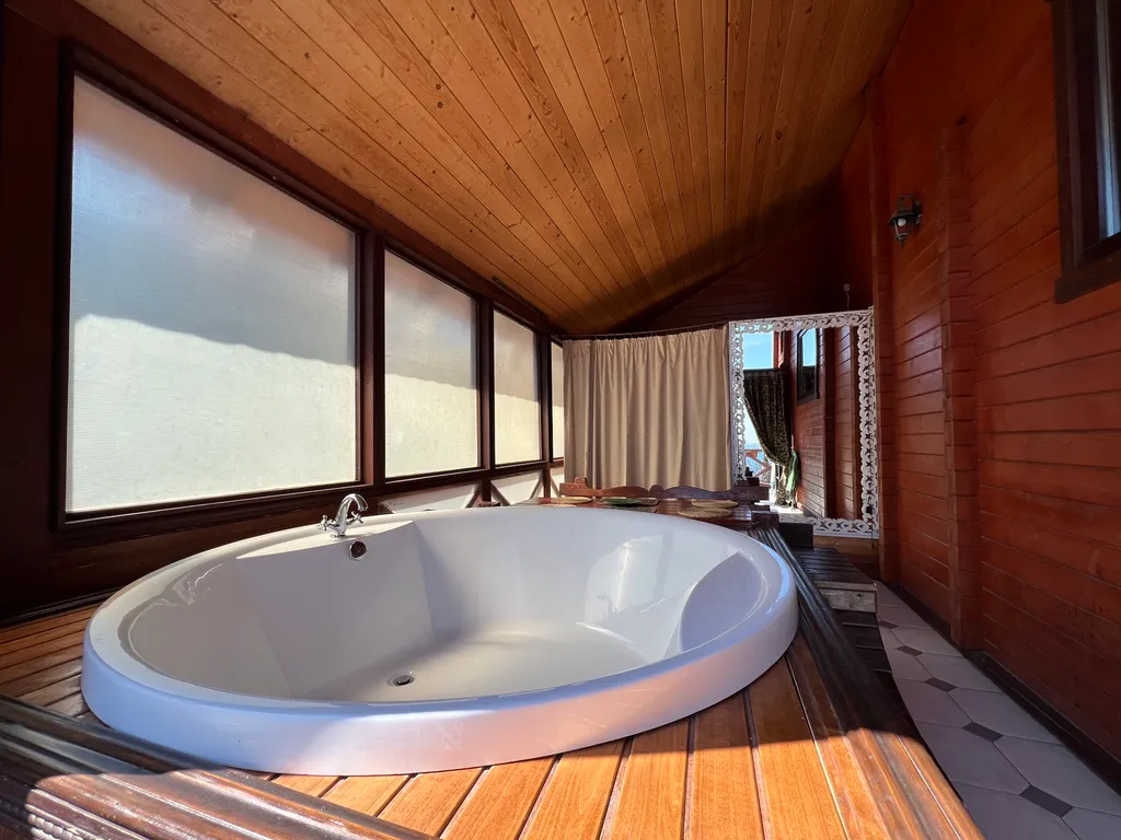Дом с сауной и большой ванной на террасе