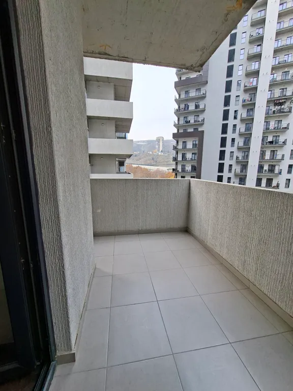 Трёхкомнатная квартира в центре Тбилиси с балконом, вид во двор