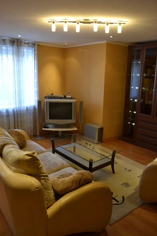 Студийного плана двухкомнатная квартира в доме над рестораном Тундра