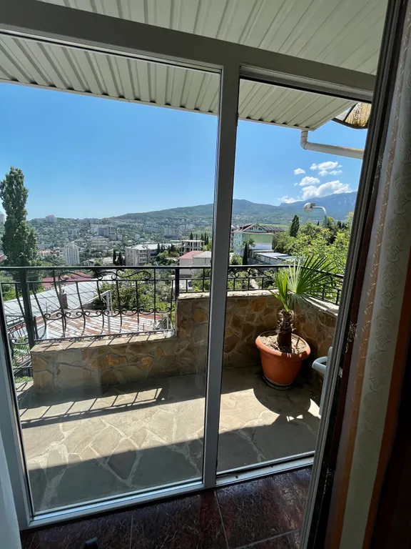 Уютный номер с видом на горы