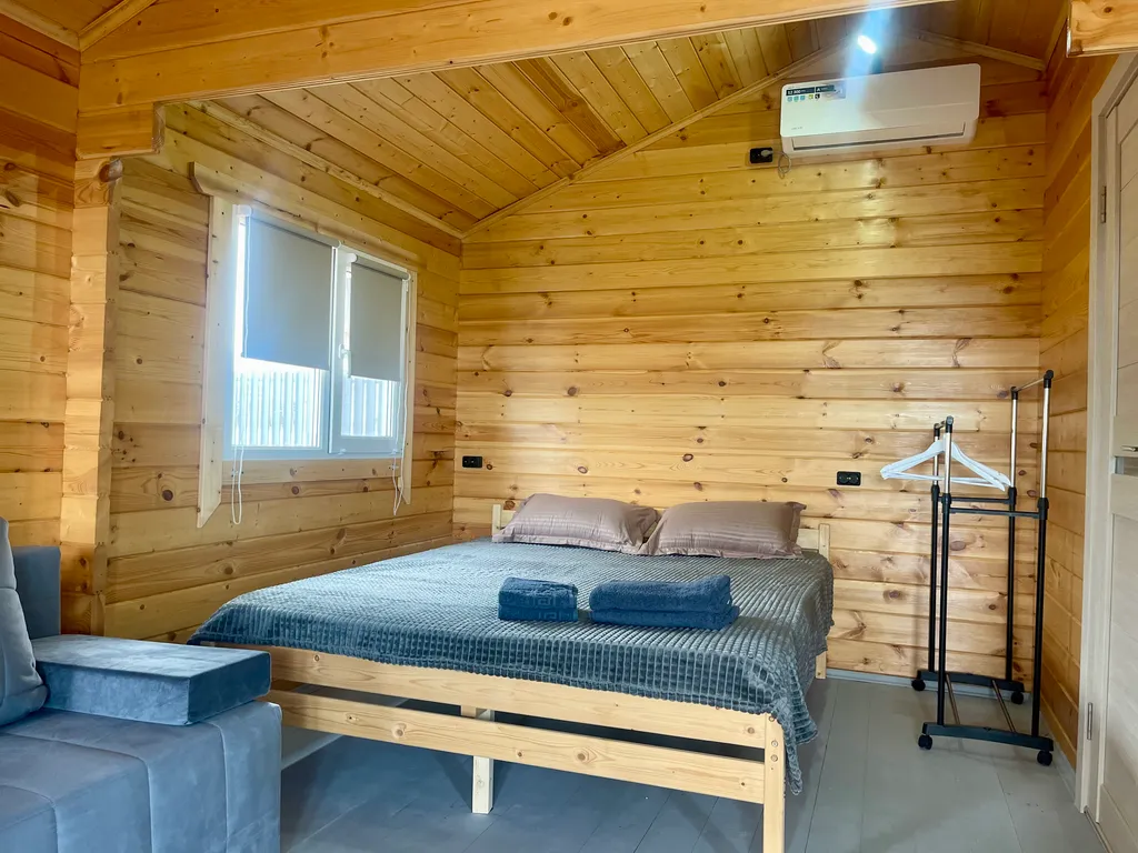 Новый деревянный домик у моря