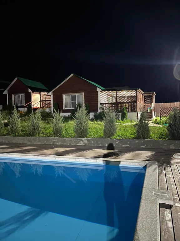 Деревянный дом для со всеми удобствами бассейн у крыльца, зелёный лес