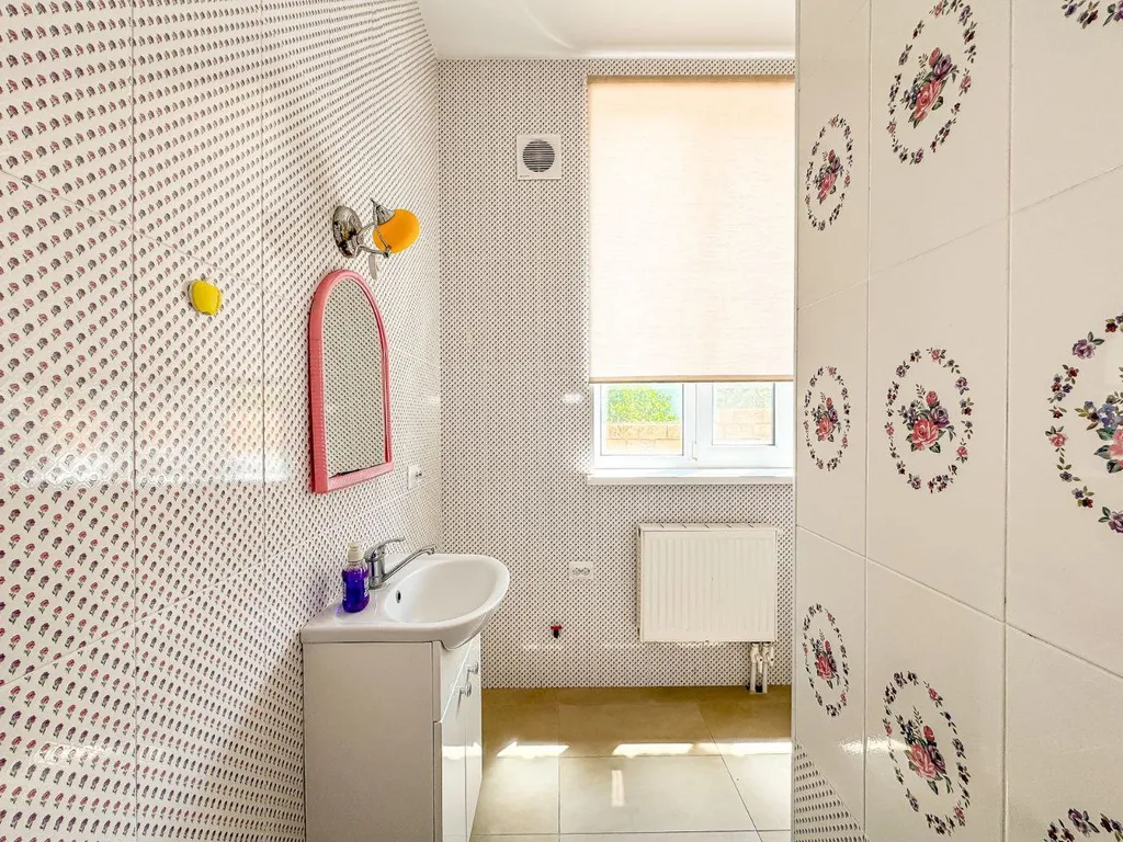 Новый дом с бассейном, садом, мангальной зоной и закрытой территорией