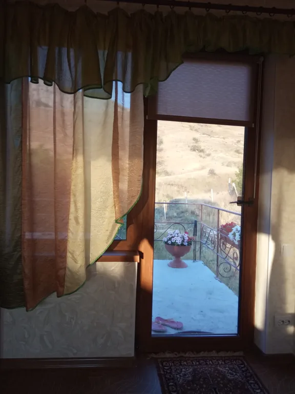 Домик у подножья заповедника КараДаг