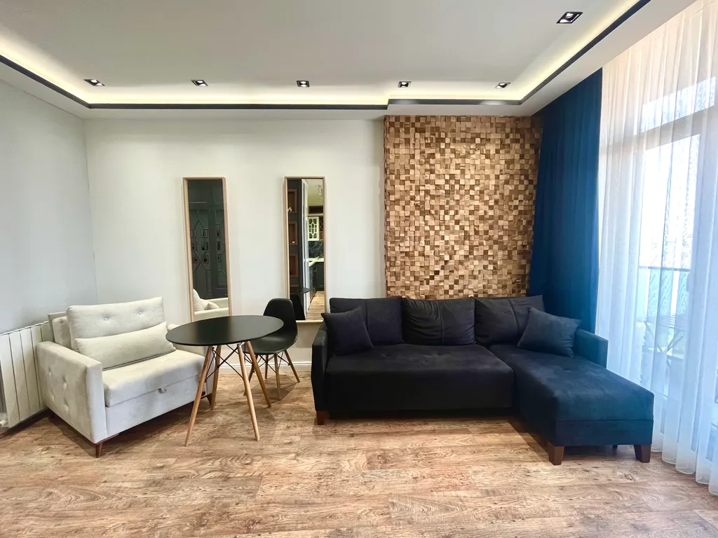 Двухкомнатный апартамент с восхитительным видом на парк и море