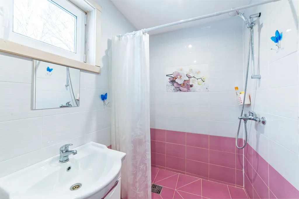 Уютный коттедж с панорамными окнами на берегу озера