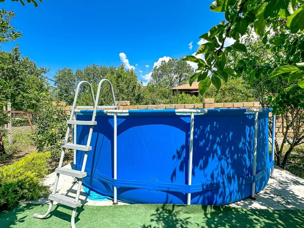 Новый дом с бассейном, садом, мангальной зоной и закрытой территорией