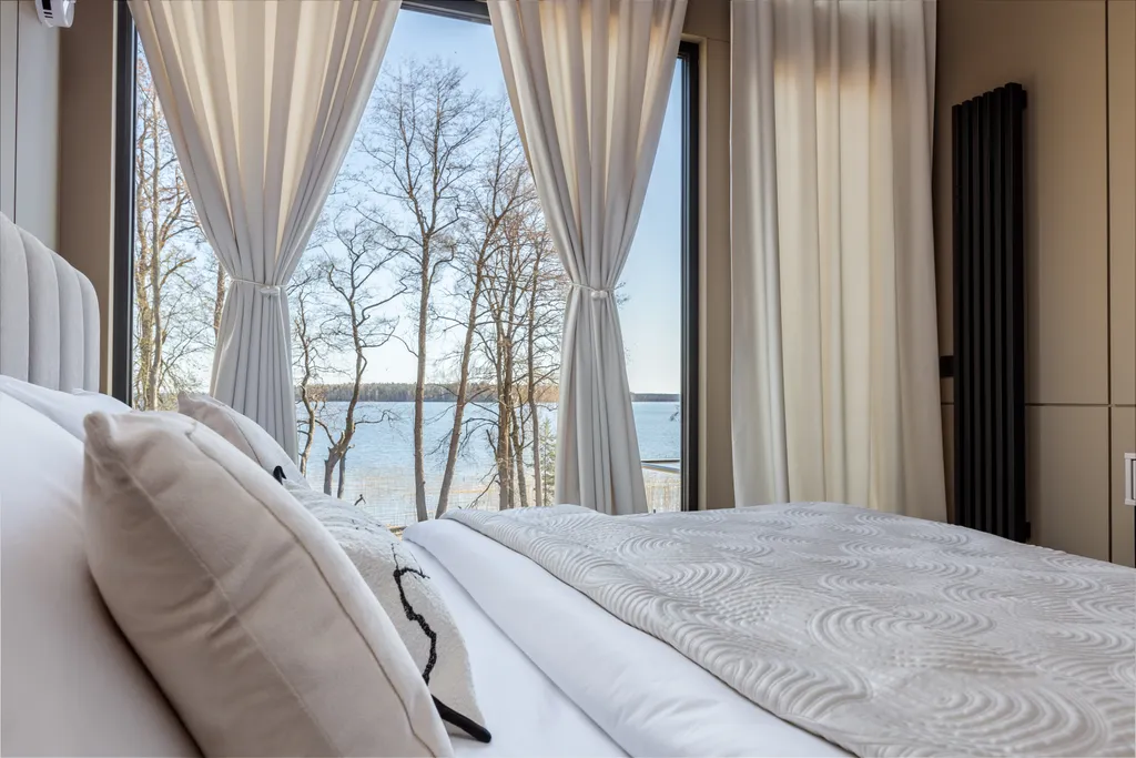 Коттедж на берегу озера с сауной