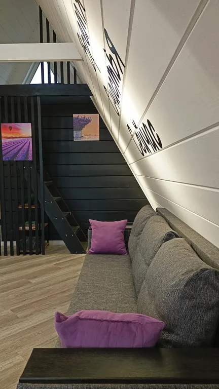 Стильный дом рядом с лесом