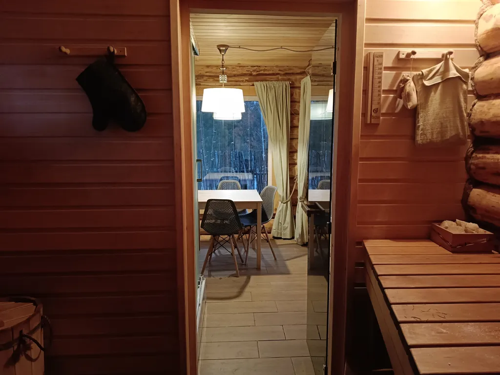 Темный домик на опушке леса