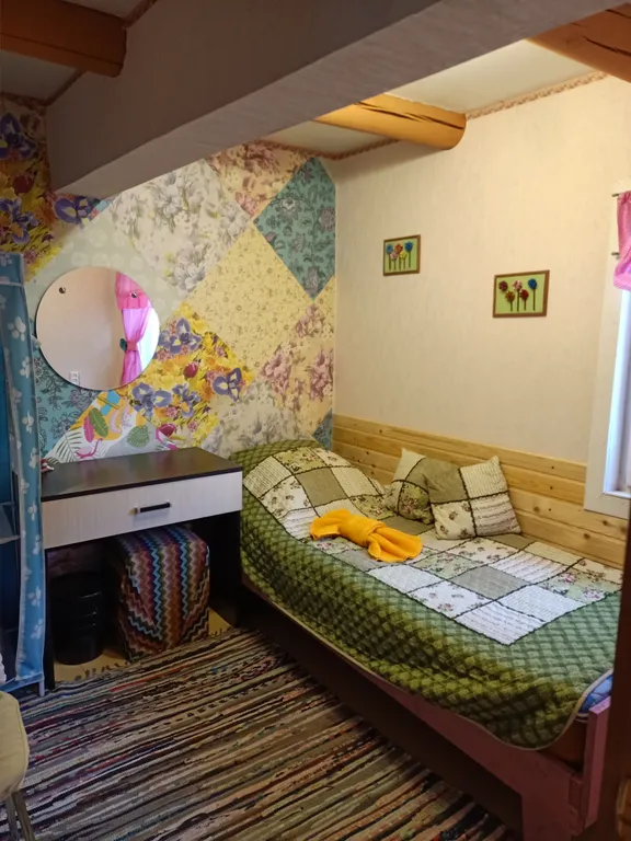 Уютный дом у пруда