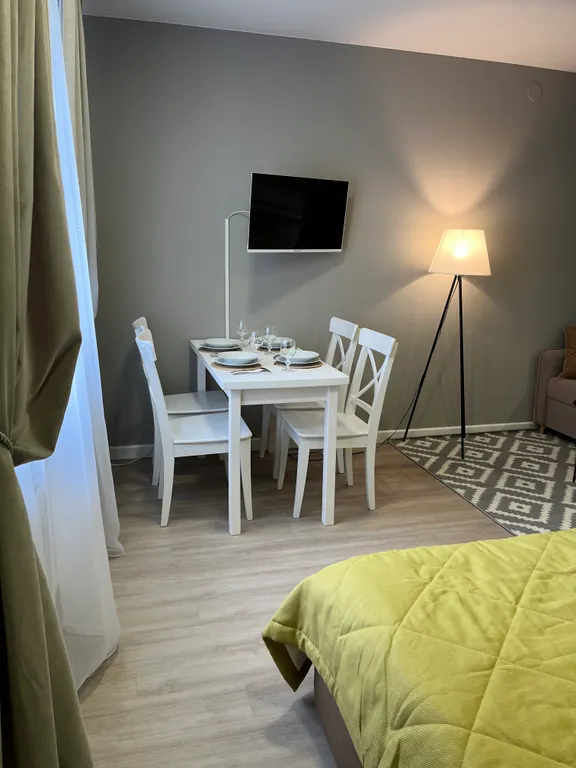 Квартира Квартира Уютная студия Классика с новым дизайнерским ремонтом — Красноярск