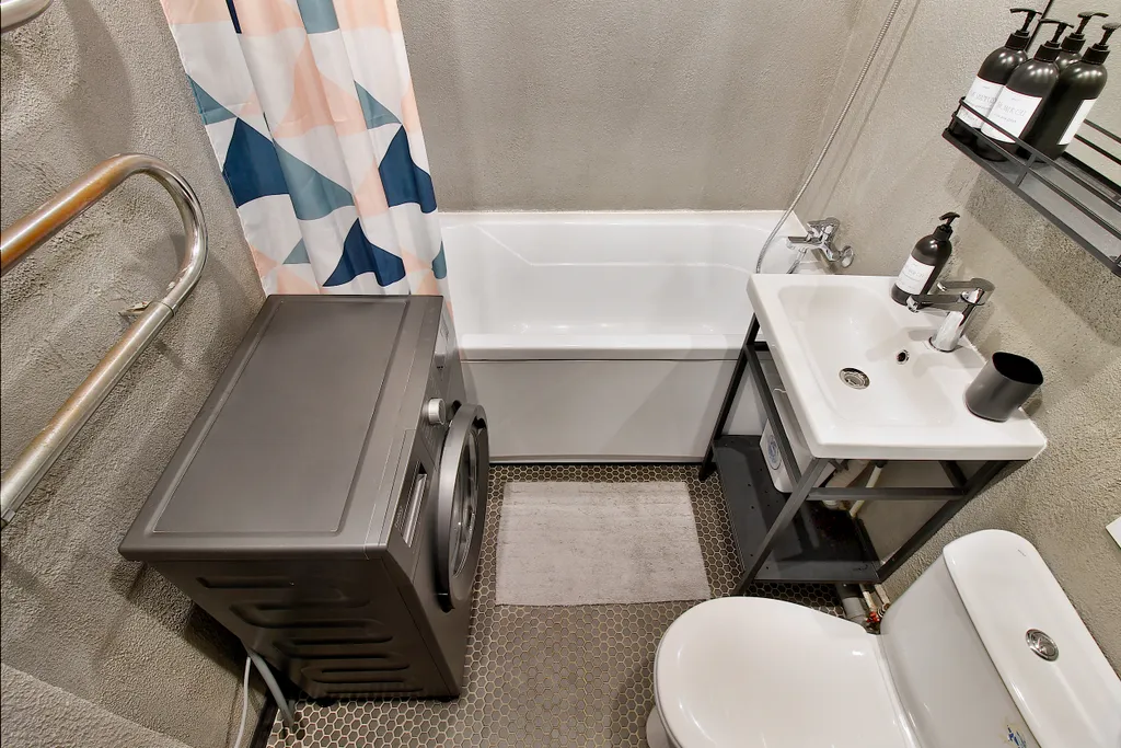 Стильная студия с балконом в самом центре