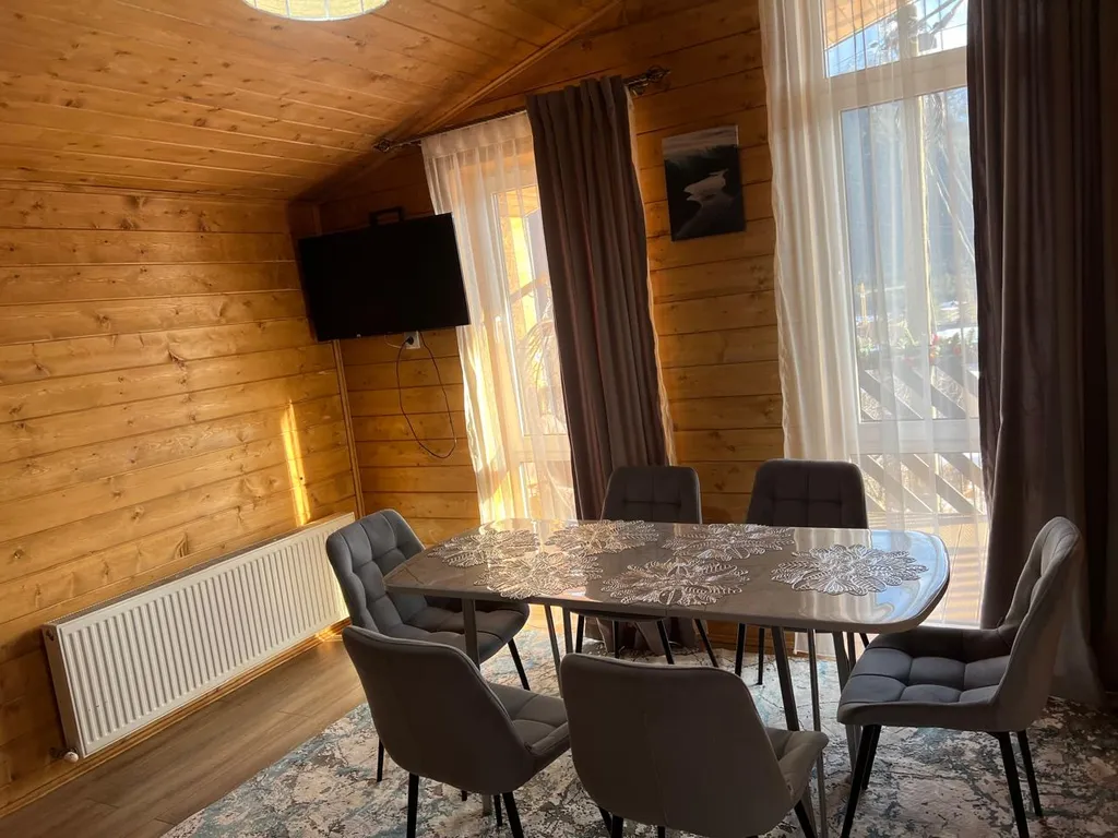 Большой шестиместный домик с двумя спальнями и гостинной кухней