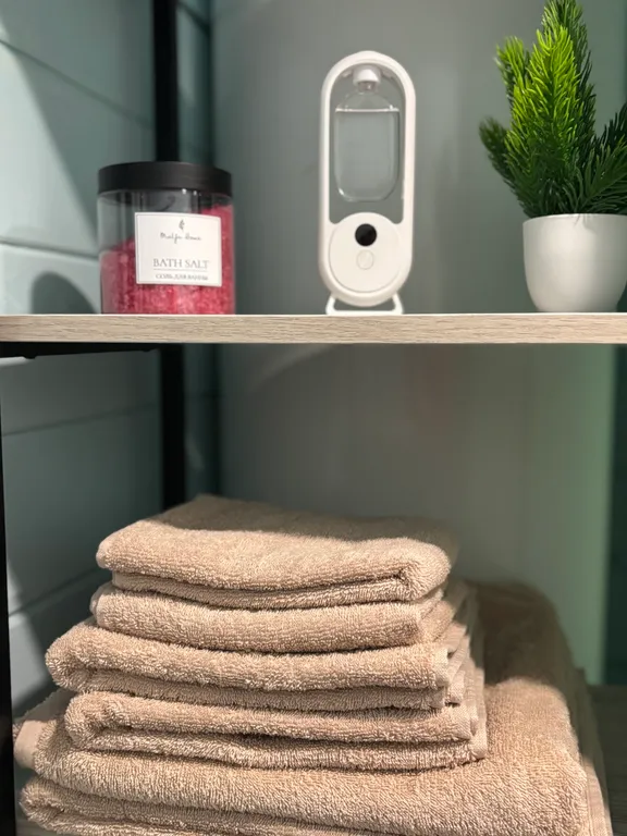 Яркий дом с ванной у панорамного окна