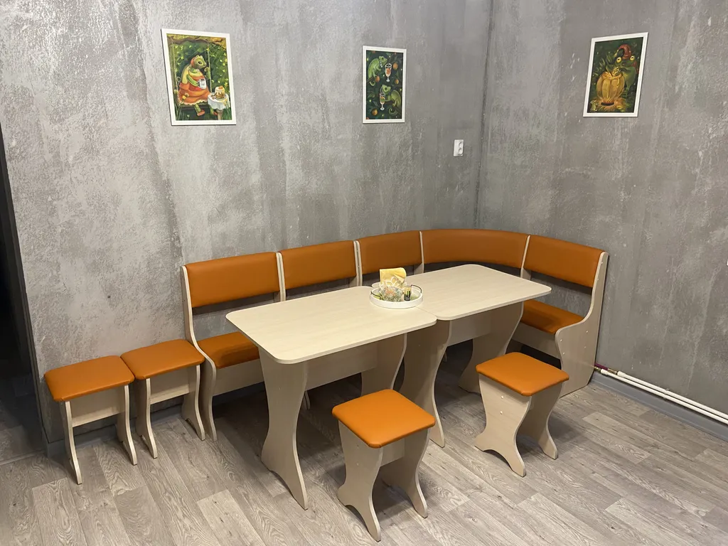 Дом в черте города в сосновом лесу