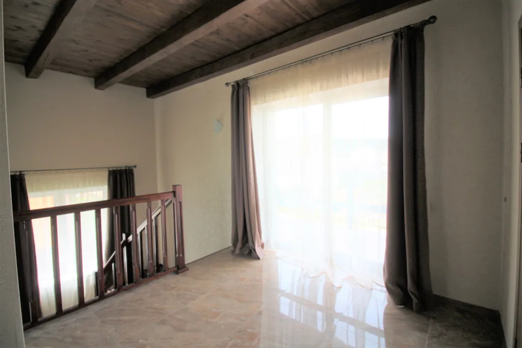 8-комнатный Дом