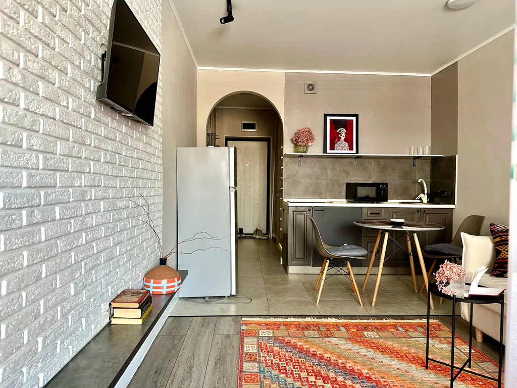 Яркая студия моно с видом на Коктобе в центре Алматы