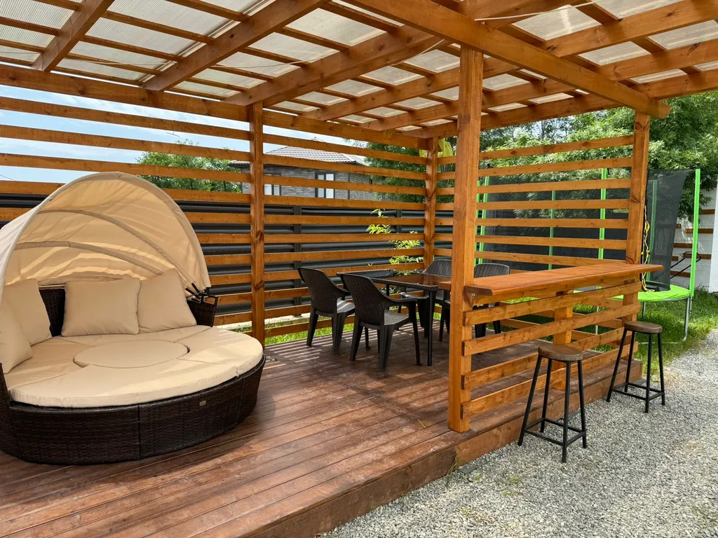 Дом с баней и теплым бассейном