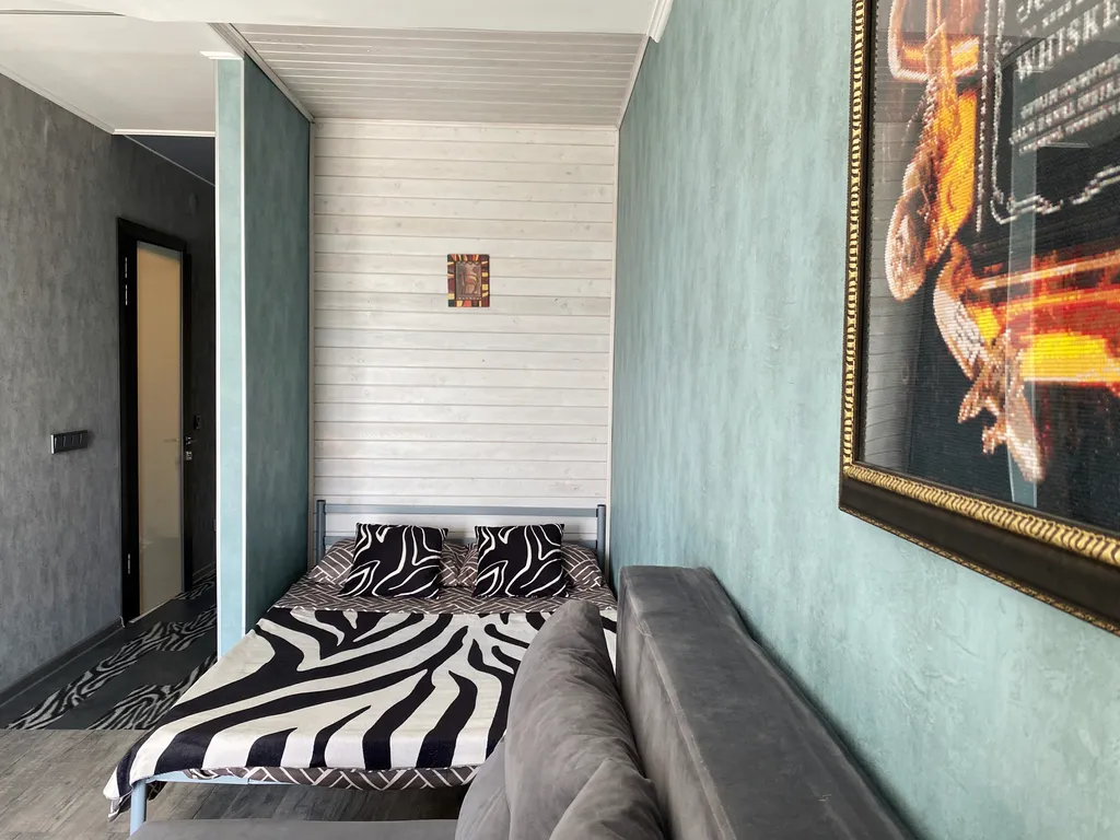 Crystal View — студия с панорамными окнами и закатом за стеклом