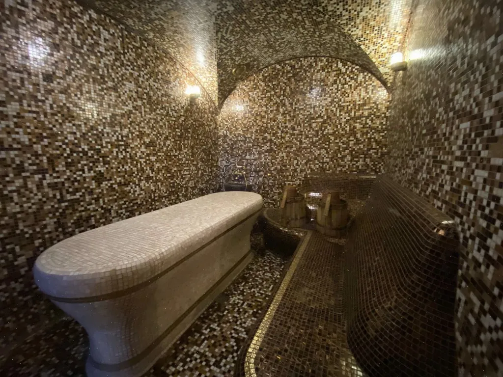 Большой дом с баней, бассейном и видом на озеро