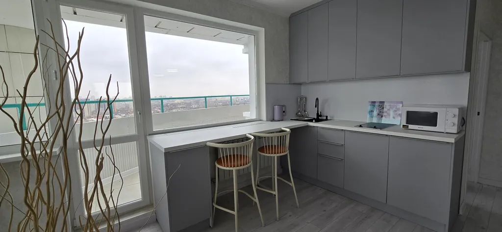 Шикарные апартаменты с видом на город и ванной на балконе