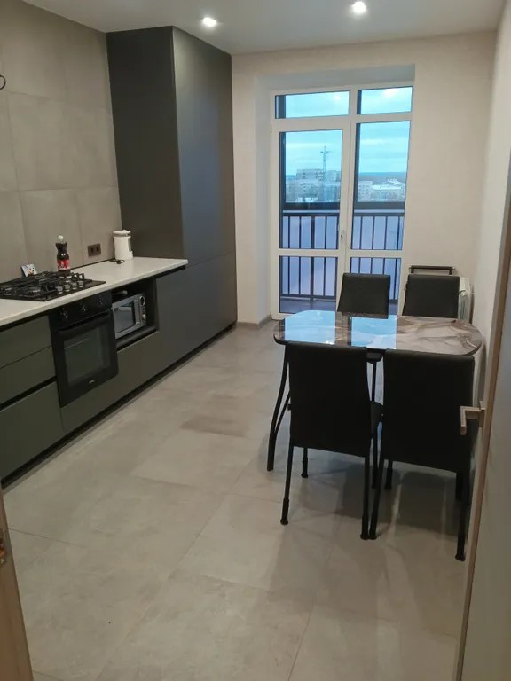 Современная квартира с большой парковкой для авто