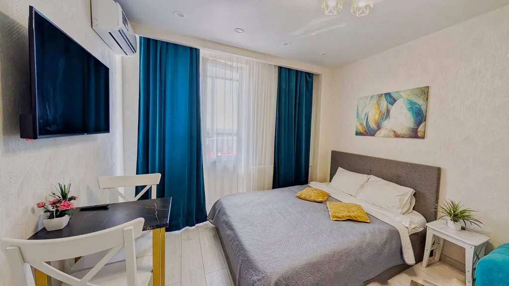 Видовая студия с большой лоджией, кондиционером и джакузи