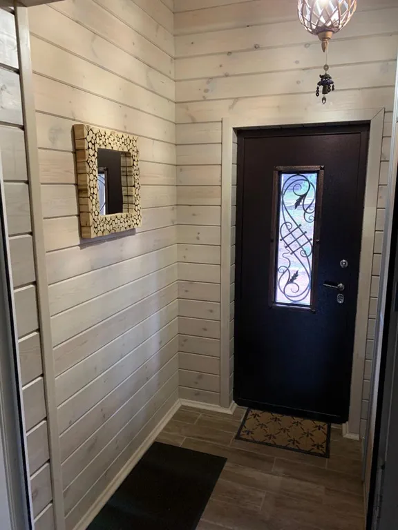 Дом с камином и панорамными окнами в сад