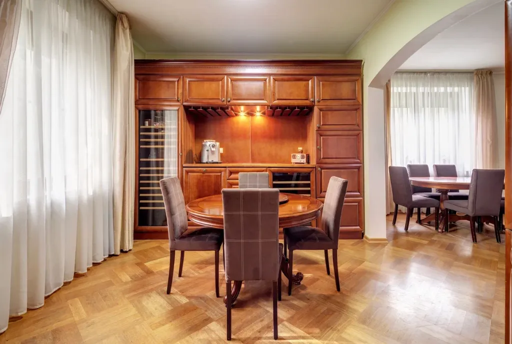 Загородный дом с бассейном и бильярдной