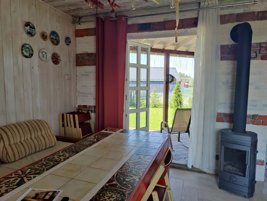 Современный дом с уличной подогреваемой купелью и сауной