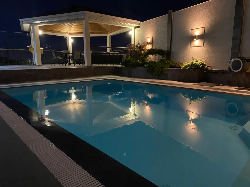 Дом с бассейном, баней и видом на море