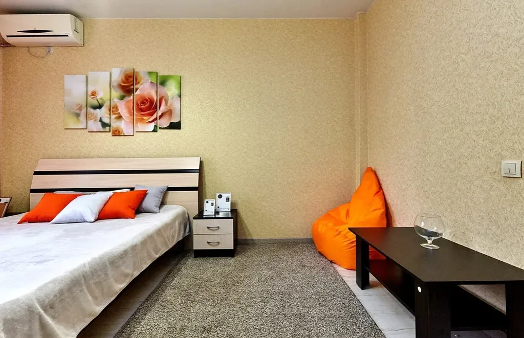 Апартаменты Оранж с диваном в кухне-гостиной