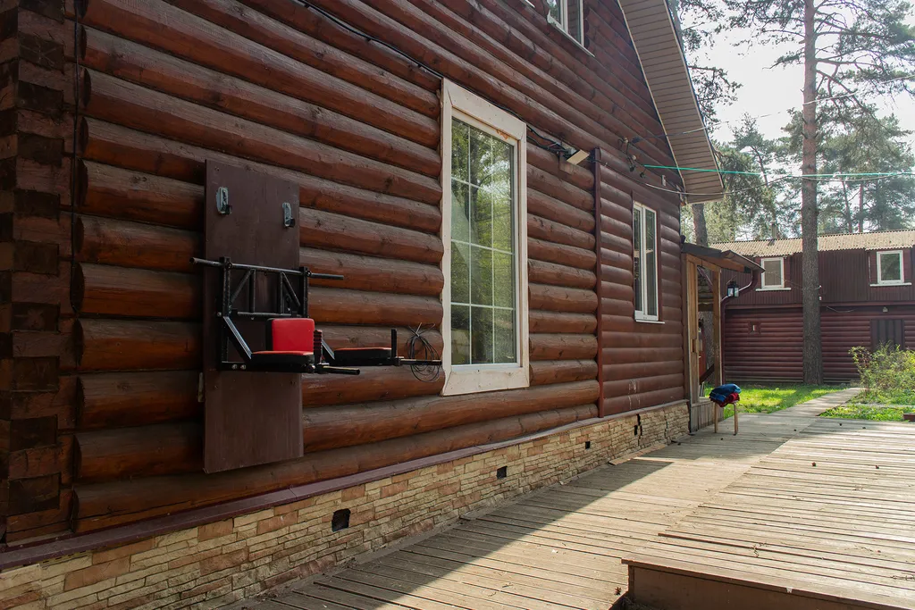 Дом в соснах