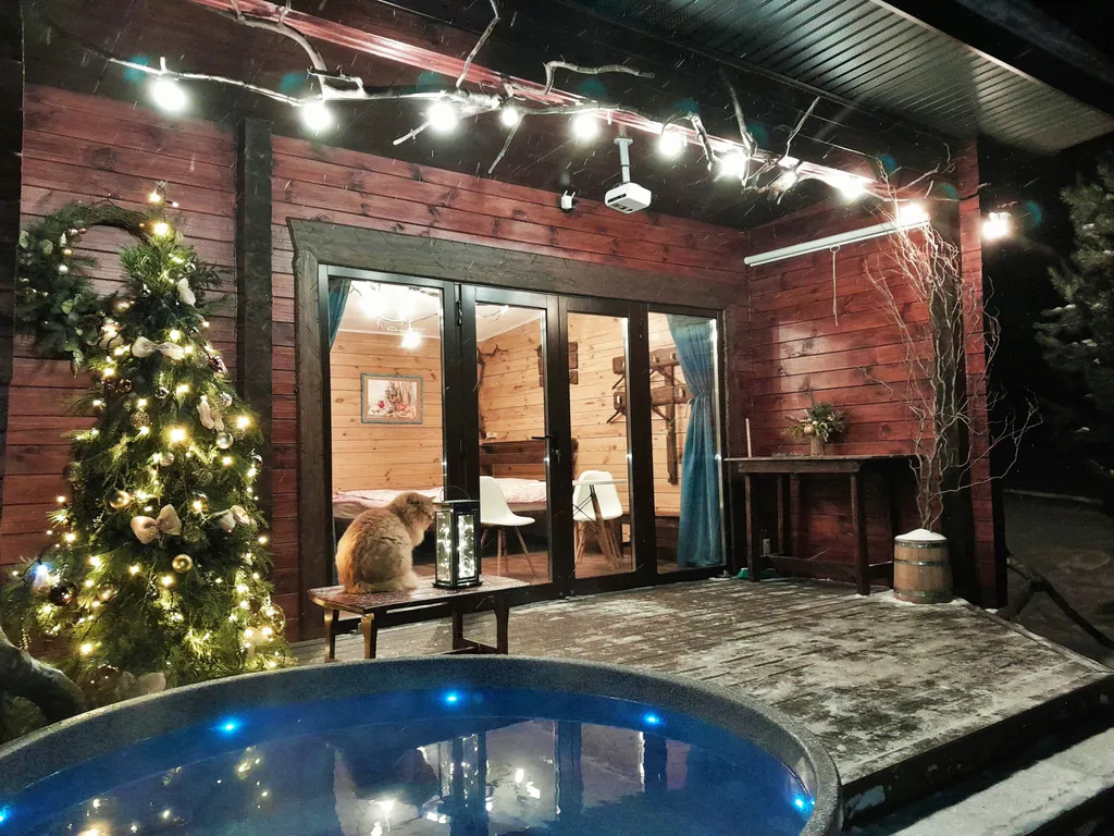 Теплый деревянный дом у воды