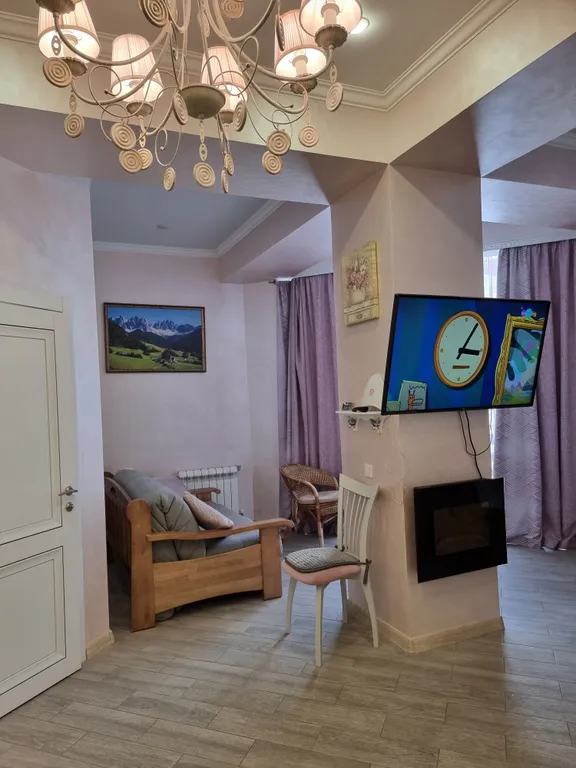 Уютный апартамент в центре с балконом и видом на горы лес