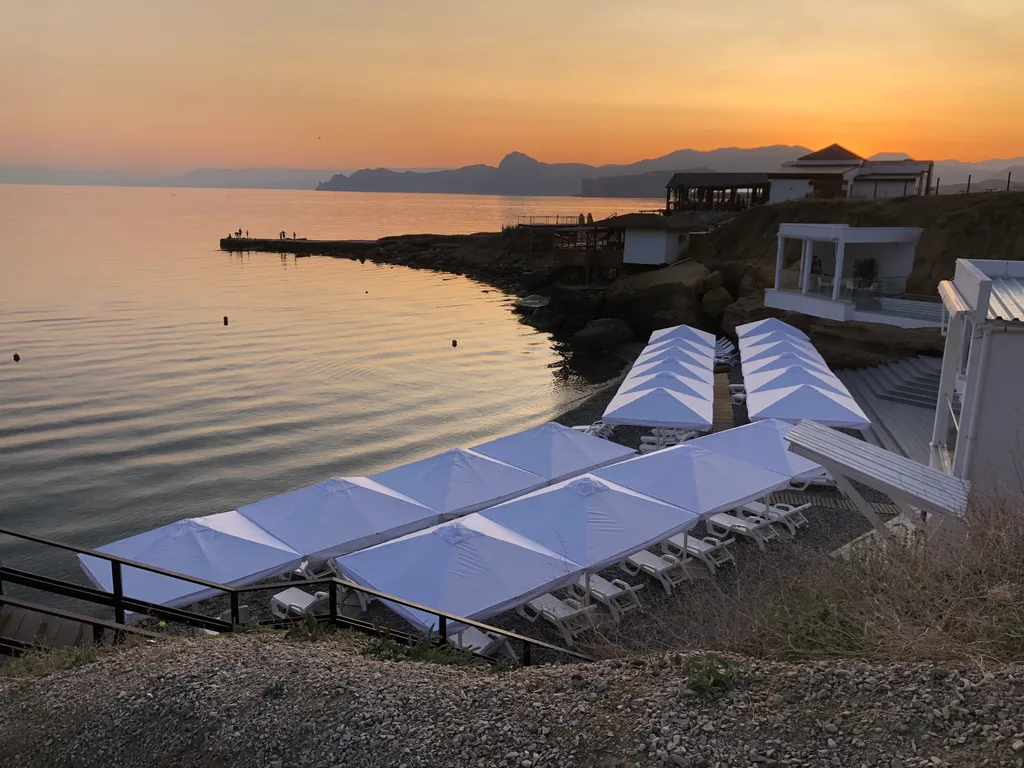 Комната с отдельной кухней, балконом