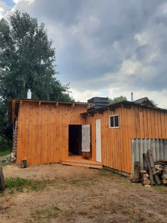 Уютный домик рядом с озером в природном тихом месте